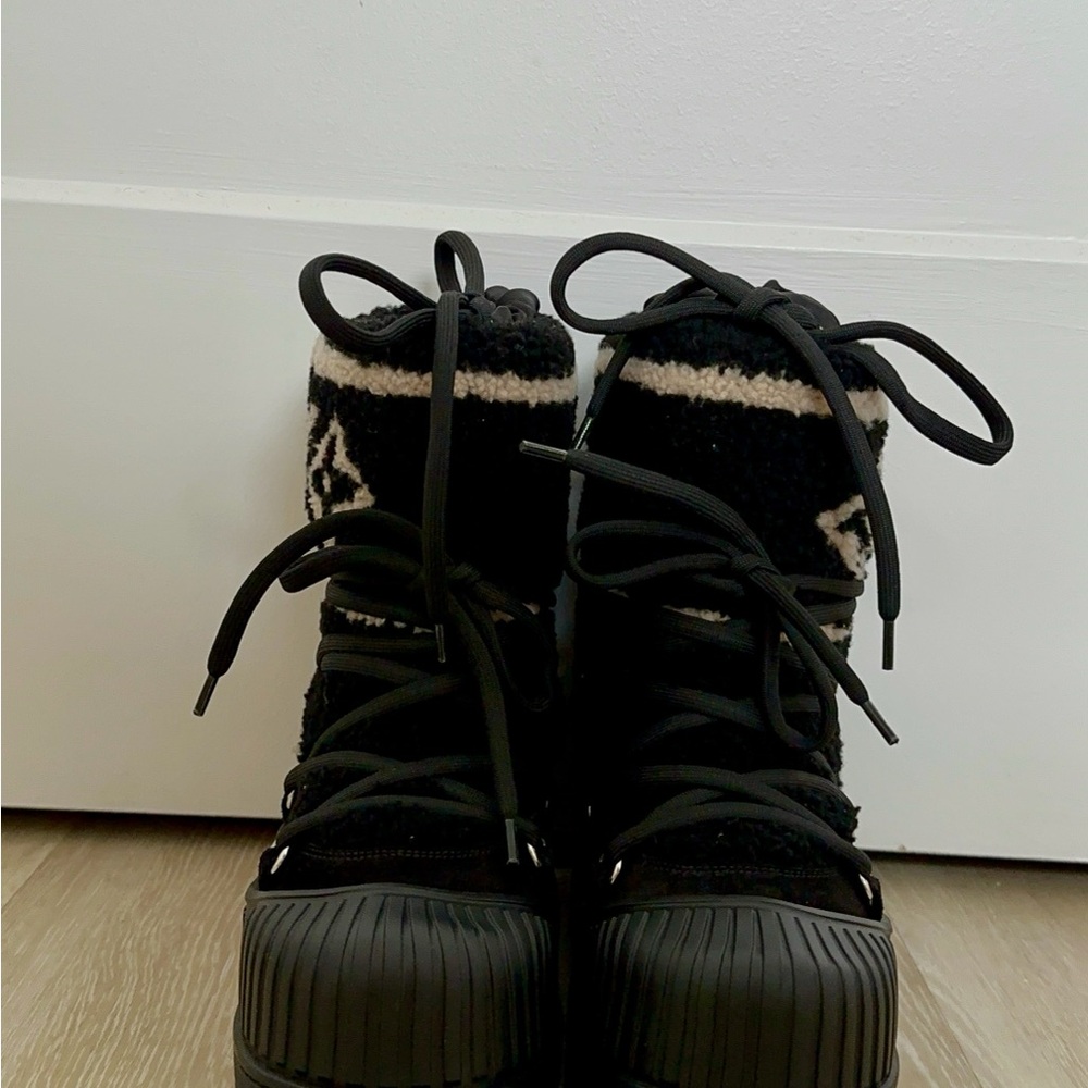Louis Vuitton Monogram Shearling Snow Boots - Picture 2 of 10